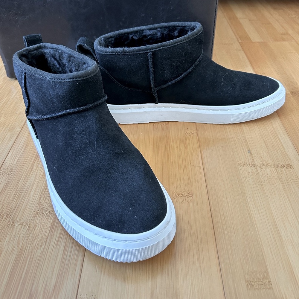 UGG Women’s Almeda Mini Boot